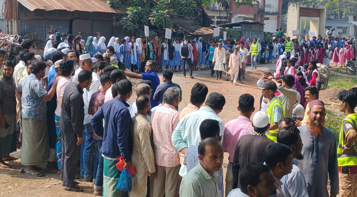 কাঁঠালিয়ায় বন্ধ ব্রিজের কাজ শেষের দাবিতে এলাকাবাসীর প্রতিবাদ