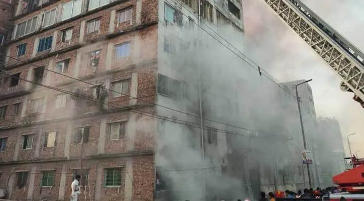 রাজধানীতে ১২ তলা ভবনে আগুন, নিয়ন্ত্রণে ১২ ইউনিট