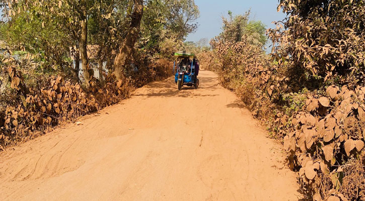 নাসিরনগর-মাধবপুর সড়কে ধুলা-কাদায় নিত্যদিনের দুর্ভোগ