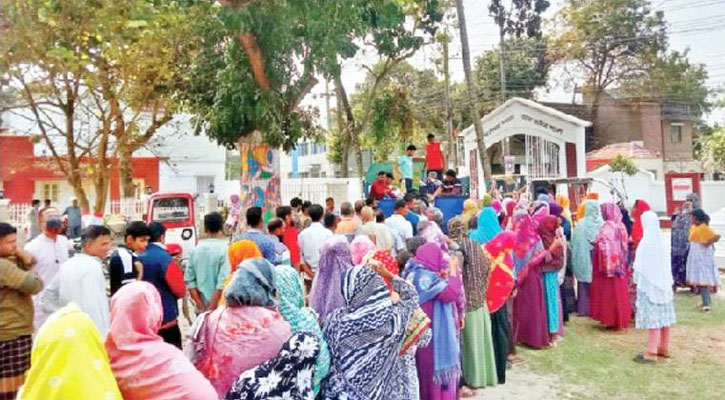 চাহিদার চাপে টিসিবি ট্রাকসেল, পণ্য না পেয়ে ফিরছেন অনেকে