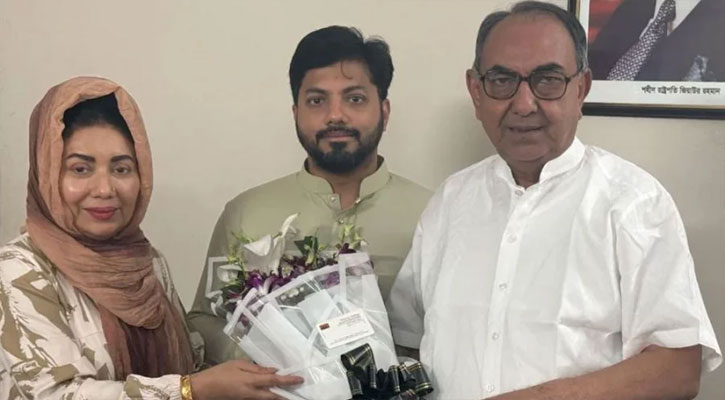 দোয়া নিতে মির্জা আব্বাসের বাসায় ইশরাক