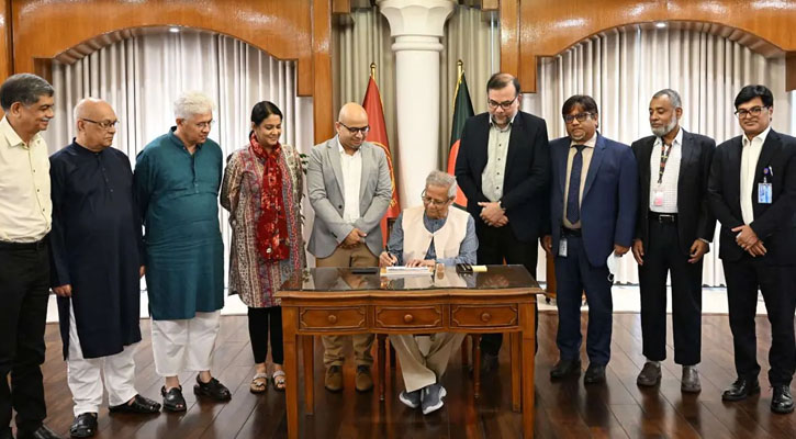 স্মারক ডাকটিকিট অবমুক্ত করলেন প্রধান উপদেষ্টা