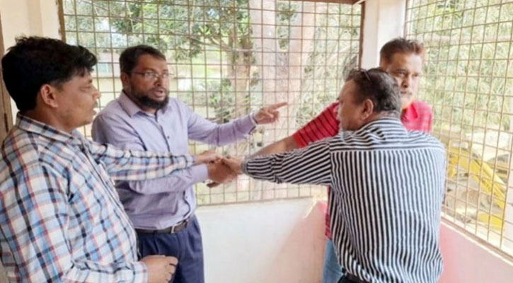 বেতন–ভাতা নিয়ে বিরোধ: হিসাবরক্ষণ কর্মকর্তার সঙ্গে শিক্ষকের হাতাহাতি