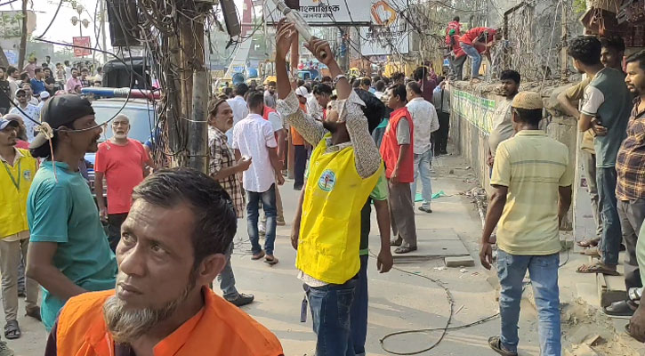 নারায়ণগঞ্জে ফুটপাত দখলমুক্তে উচ্ছেদ অভিযান শুরু