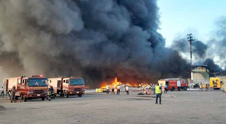 ফ্লাইট চলাচল স্থগিত, আগুন নিয়ন্ত্রণে কাজ করছে ৩০ ইউনিট