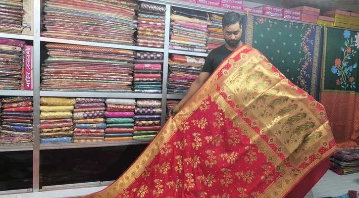 দুর্গাপূজার বাজার মাতাচ্ছে ঈশ্বরদীর বেনারসি কাতান