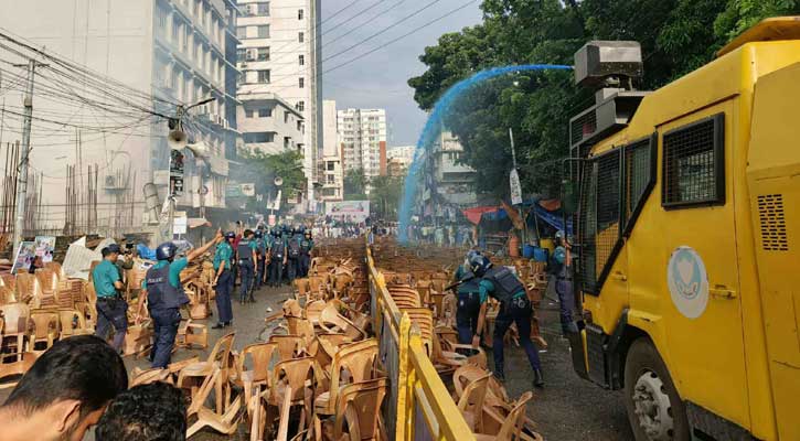 জাতীয় পার্টির সমাবেশে সাউন্ড গ্রেনেড ও জলকামান নিক্ষেপে ছত্রভঙ্গ 