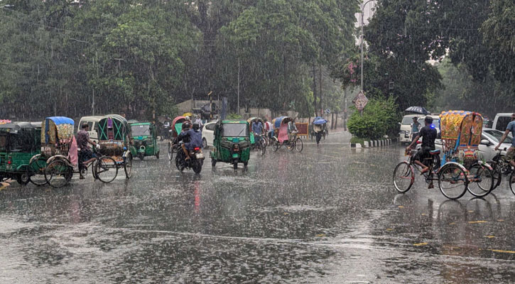 সাত সকালে ঢাকার আকাশে নেমে এলো স্নিগ্ধ বৃষ্টি