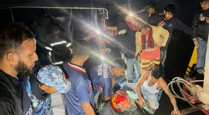 ফেরি থেকে নদীতে পড়ে গেল ৫ যানবাহন, ৩ মরদেহ উদ্ধার