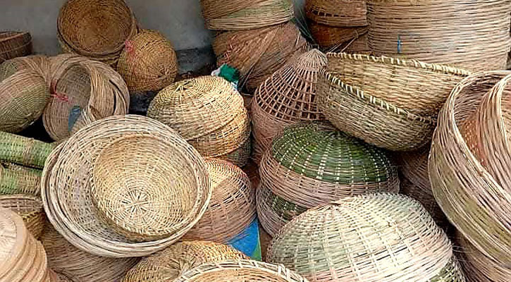 প্লাস্টিকের দাপটে হারিয়ে যাচ্ছে কাঁঠালিয়ার বাঁশ ও বেত শিল্প