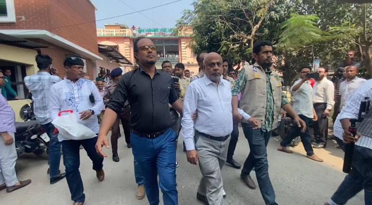 বরিশালে এজলাসে ভাঙচুরের অভিযোগে আইনজীবী সমিতির সভাপতি আটক