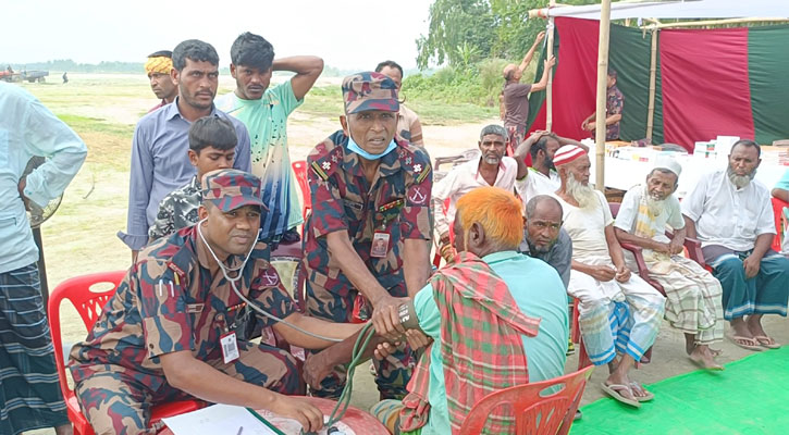 কুড়িগ্রামে চরে বিজিবির ফ্রি মেডিকেল ক্যাম্প, পাঁচ শতাধিক মানুষ