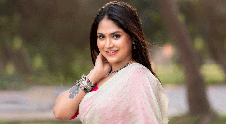 ‘আমাকে রীতিমতো অন্তর্বাস খুলে দেখাতে হয়েছে’, ক্ষুব্ধ গায়িকা