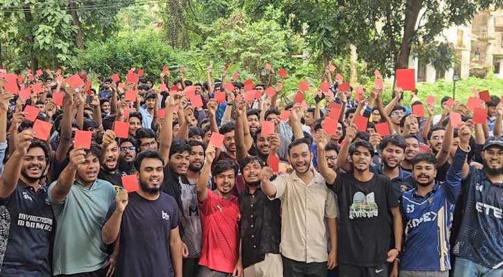 নতুন উপাচার্যকে লাল কার্ড দেখিয়ে আন্দোলনে চুয়েট শিক্ষার্থীরা