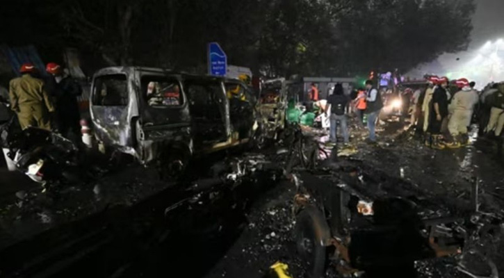 দিল্লির লাল কেল্লার কাছে ভয়াবহ গাড়িবোমা বিস্ফোরণ, নিহত ৮