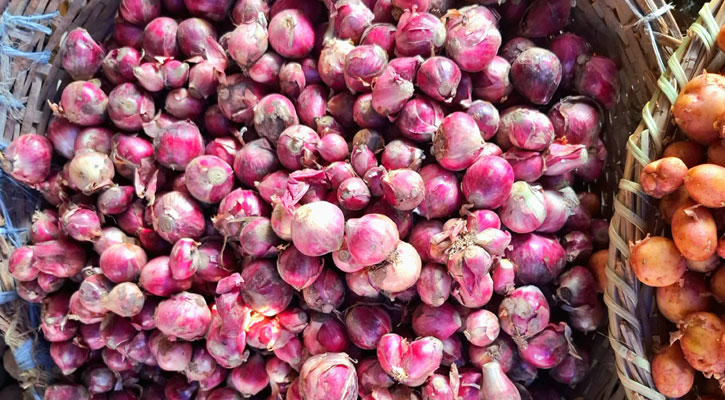 নিয়ন্ত্রণহীন পেঁয়াজের বাজার, কেজিতে বিক্রি ১৬০