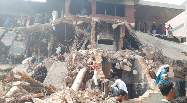 ধানমণ্ডিতে শেখ মুজিবের বাড়ি এখন ধ্বংসস্তূপ, রডও খুলে নিচ্ছে জনতা