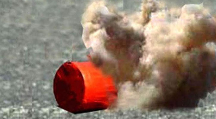 রাজধানীর ৩ স্থানে হঠাৎ ককটেল বিস্ফোরণ, আহত নারী