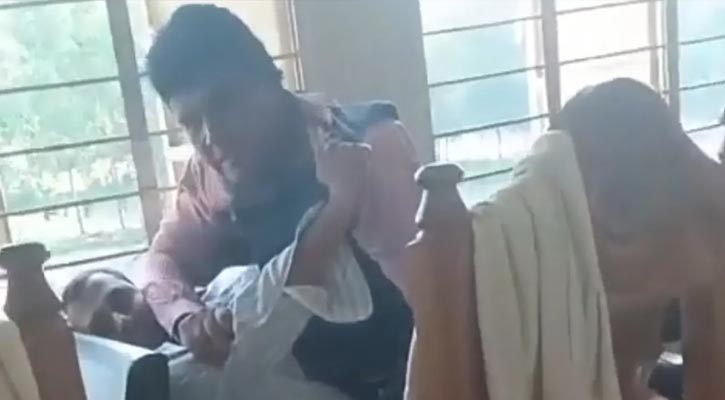 অফিস কক্ষে প্রাথমিকের দুই শিক্ষকের মারামারি