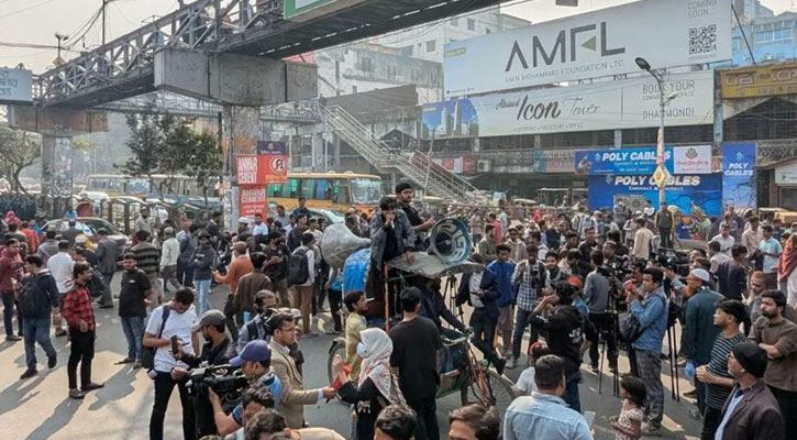 রাজপথে অনড় শিক্ষার্থীরা, যানজটে নাকাল নগরবাসী