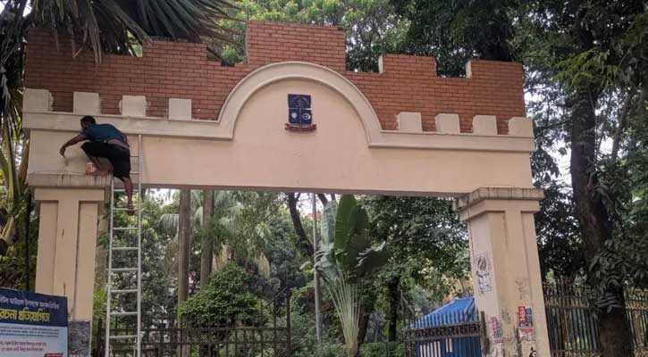 ঢাবিতে ওসমান হাদি মুছে ফিরছে ‍‍`শেখ মুজিবুর রহমান হল‍‍`