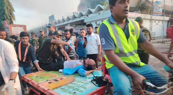 শাহজালালে অগ্নিকাণ্ডের ঘটনায় আহত দুই কর্মী উদ্ধার