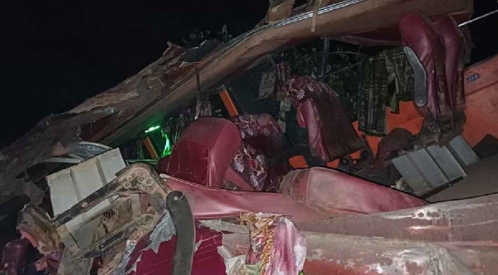 সীতাকুণ্ডে বাস-ট্রাক সংঘর্ষে শিশুসহ পাঁচজনের মৃত্যু