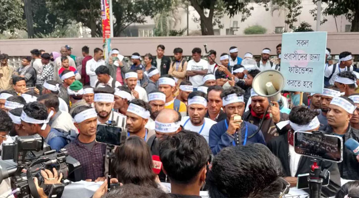 ‘আমরা গরিব মানুষ, ঋণ করে টাকা দিয়ে দ্বারে দ্বারে ঘুরতেছি’