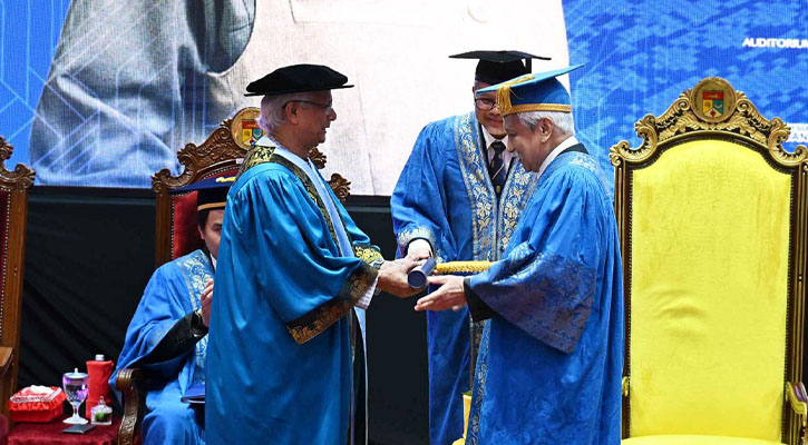 প্রধান উপদেষ্টাকে সম্মানসূচক ডক্টরেট ডিগ্রি দিলো ইউকেএম