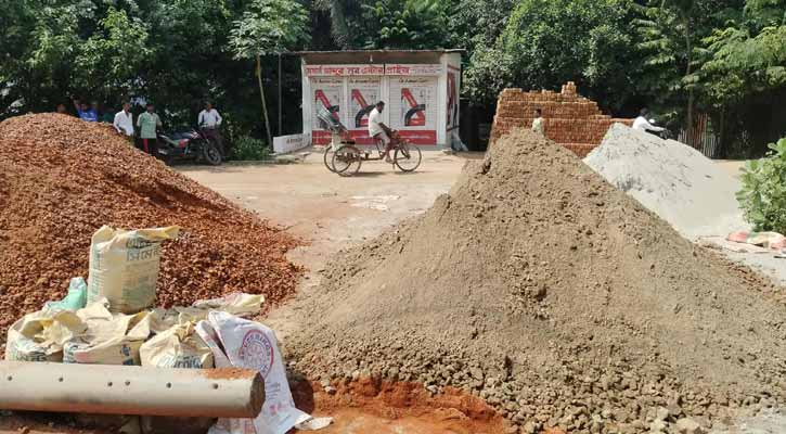 রূপগঞ্জে এশিয়ান হাইওয়ে সড়কের বালু অবাধে চুরি