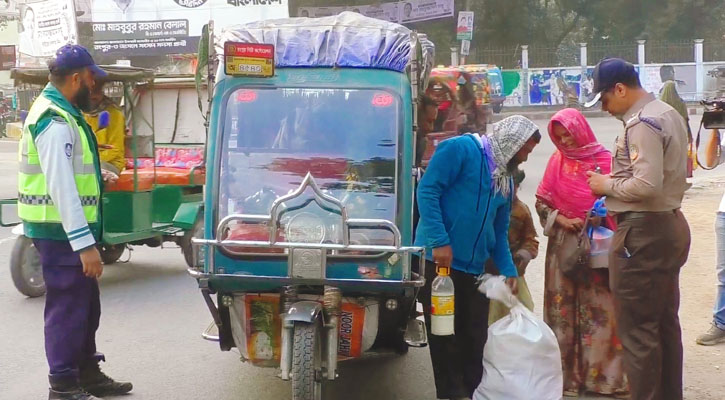 নির্বাচনী নিরাপত্তা মহড়ায় মাদক ও অস্ত্রবাহী যানবাহন চেক করছে পুলিশ