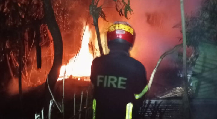 পিরোজপুরে বসতঘর ও কৃষিযন্ত্রে আগুন, ২ লাখ টাকার ক্ষতি