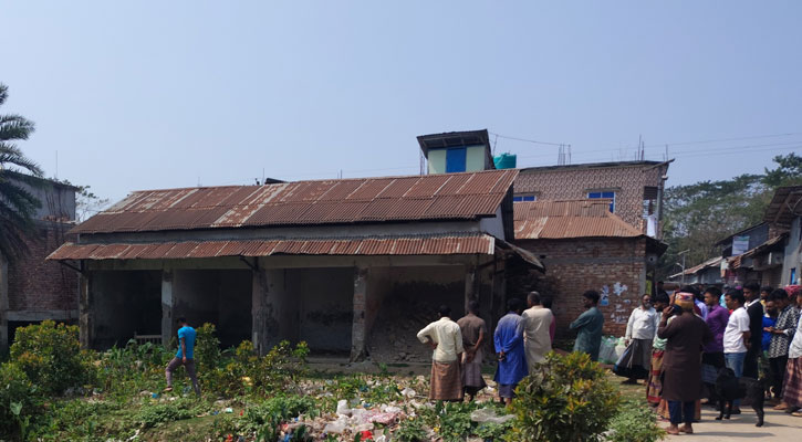 পাথরঘাটায় সরকারি মহিলা মার্কেট দখলের চেষ্টা 