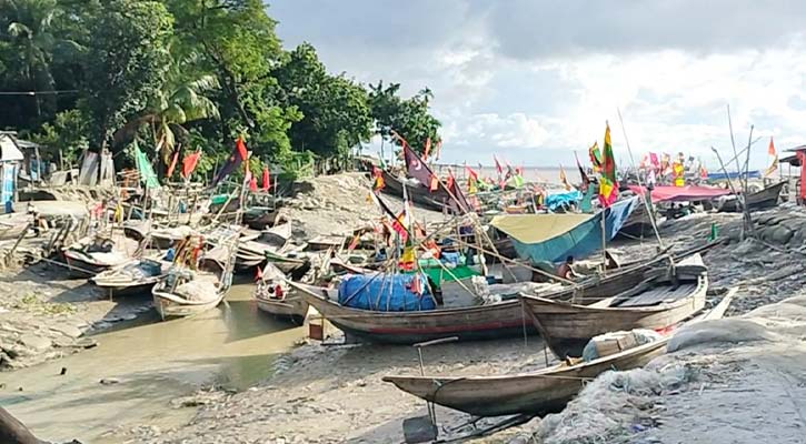 নিষেধাজ্ঞায় থমকে আছে জেলে জীবন, বাড়ছে ঋণের বোঝা