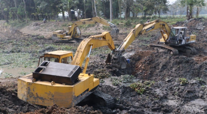 নওগাঁয় সরকারি খাল খননের মাটি টেন্ডার ছাড়াই ইটভাটায় নেওয়ার অভিযোগ