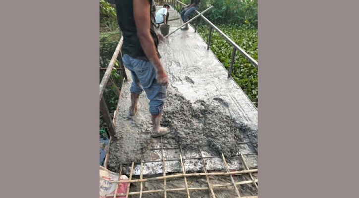 বরিশালে ব্রিজ নির্মাণে বাঁশের কঞ্চি ব্যবহারের অভিযোগ