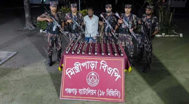 পঞ্চগড় সীমান্তে ৮০ বোতল ভারতীয় কফ সিরাপসহ আটক ১