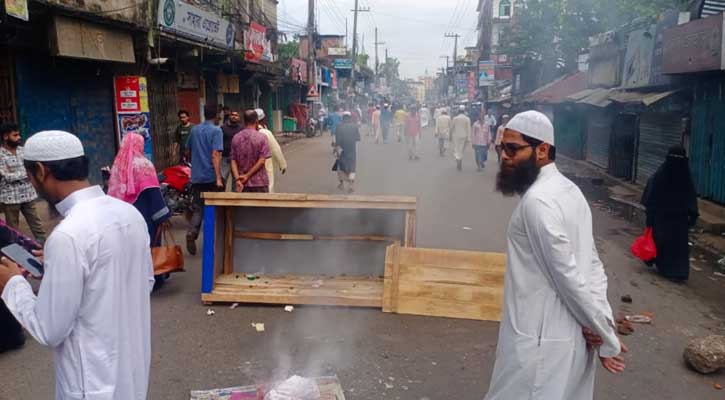 হাটহাজারীতে মহাসড়ক অবরোধ, জনদুর্ভোগে সাধারণ মানুষ