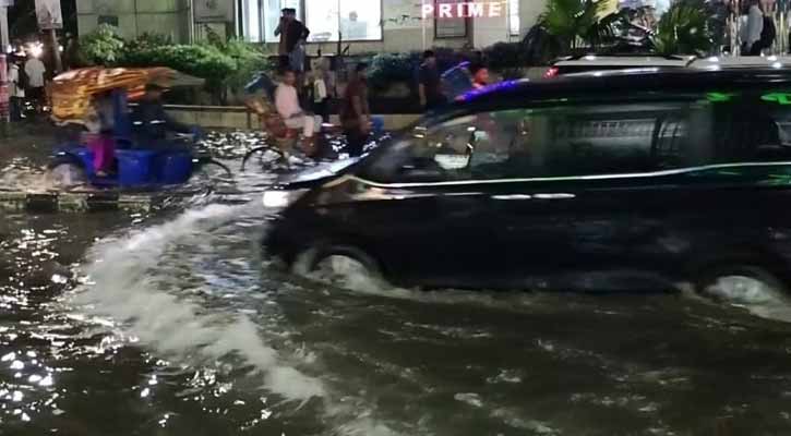 ঢাকায় মুষলধারে বৃষ্টি, যানজট আর জলাবদ্ধতায় নগরবাসীর দুর্ভোগ
