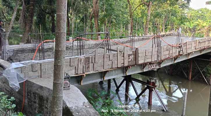 ঢালাই চলতেই ডেবে গেল ব্রিজ, হতভম্ব রাজাপুরবাসী