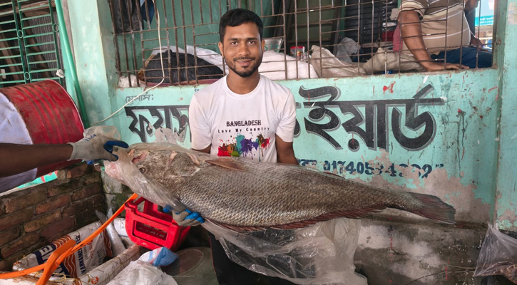 কুয়াকাটার মহিপুরে ধরা পড়ল লাখ টাকার ‘ব্ল্যাক ডায়মন্ড’