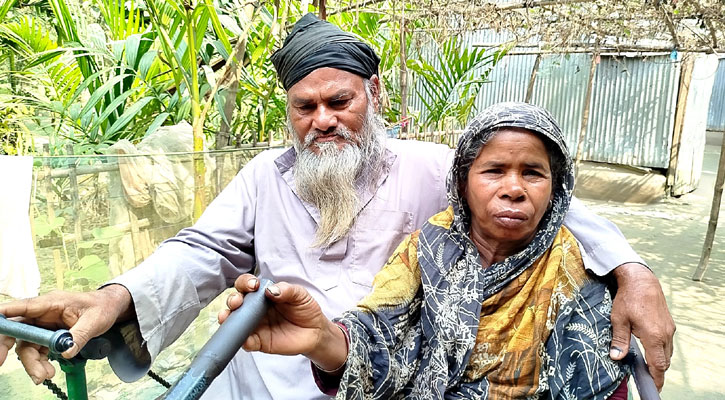 ৩২ বছর ধরে পঙ্গু স্বামীর সেবা করছেন জয়নব বিবি