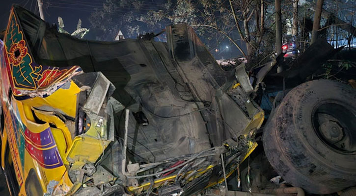 রাজশাহীতে ট্রেনের ধাক্কায় বাড়ির ওপর গিয়ে পড়ল ট্রাক, আহত ৩