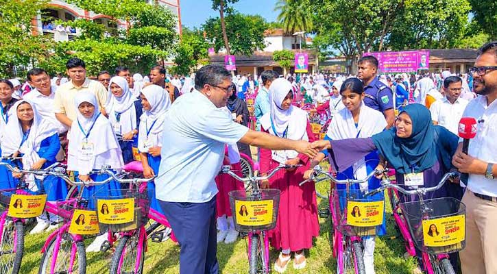 জাইমার জন্মদিনে ৫৪৮ ছাত্রীকে বাইসাইকেল দিলেন মীর শাহে আলম