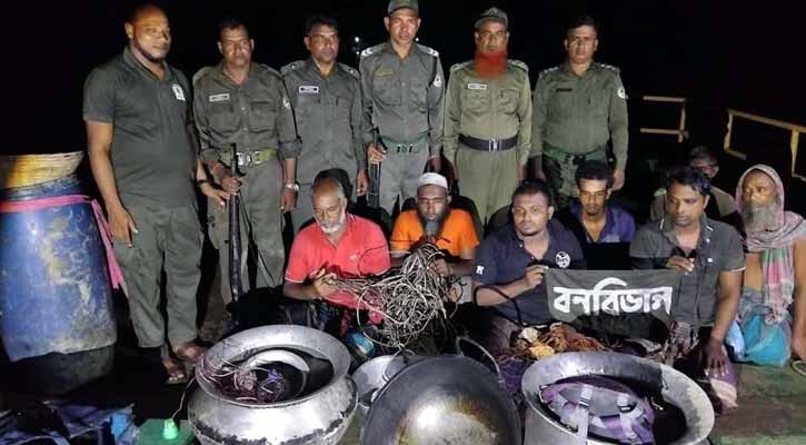 সুন্দরবনে রাস পূজার নামে হরিণ শিকার, বনরক্ষীদের হাতে ধরা পড়ল শিকারি দল