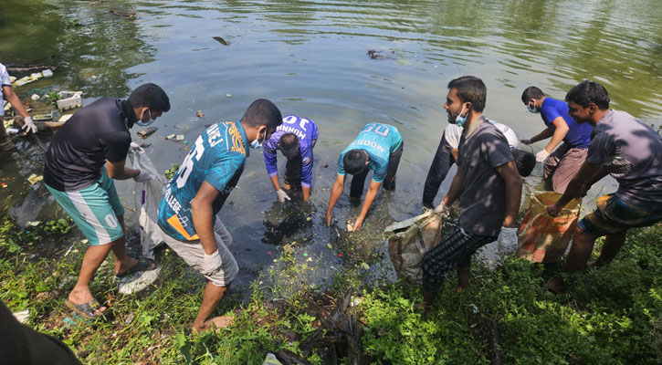 ঢাকা কলেজে পুকুর পরিষ্কার ও সাঁতার প্রতিযোগিতা অনুষ্ঠিত