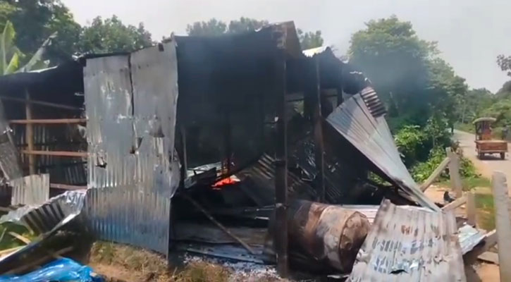 স্কুলছাত্রীকে শ্লীলতাহানি: মানববন্ধনের পর অভিযুক্তের বাড়ি-দোকানে অগ্নিসংযোগ
