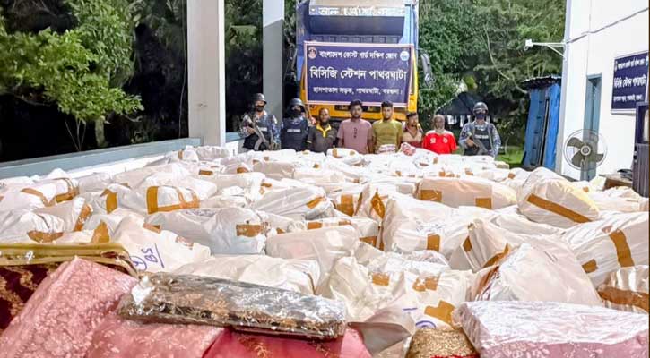 পাথরঘাটায় ৭ কোটি টাকার ভারতীয় শাড়ি-পাঞ্জাবিসহ আটক ৫