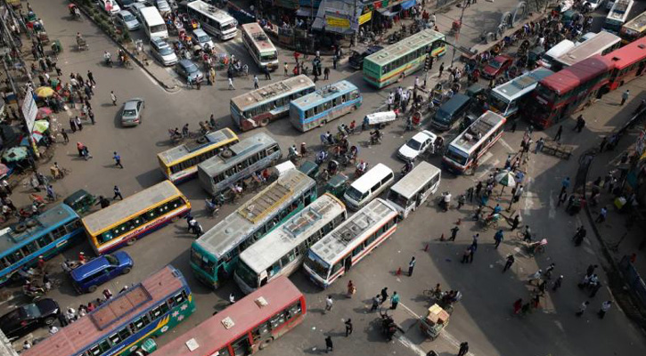 আগুন আর ককটেল হামলার আতঙ্কে সাধারণ মানুষ