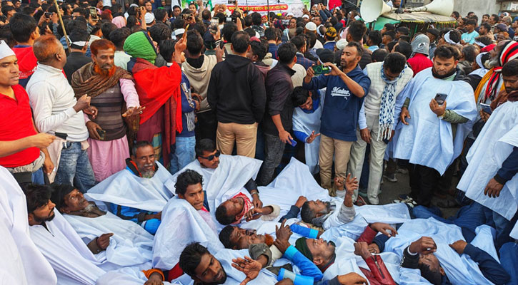 বিএনপি প্রার্থীকে অবাঞ্ছিত ঘোষণা করে কফিন পরে তৃণমূলের বিক্ষোভ